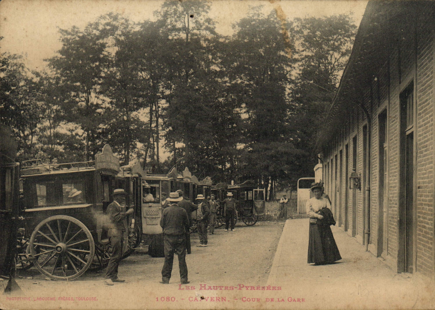 CPA Hautes Pyrenees Capvern Cour de la Gare