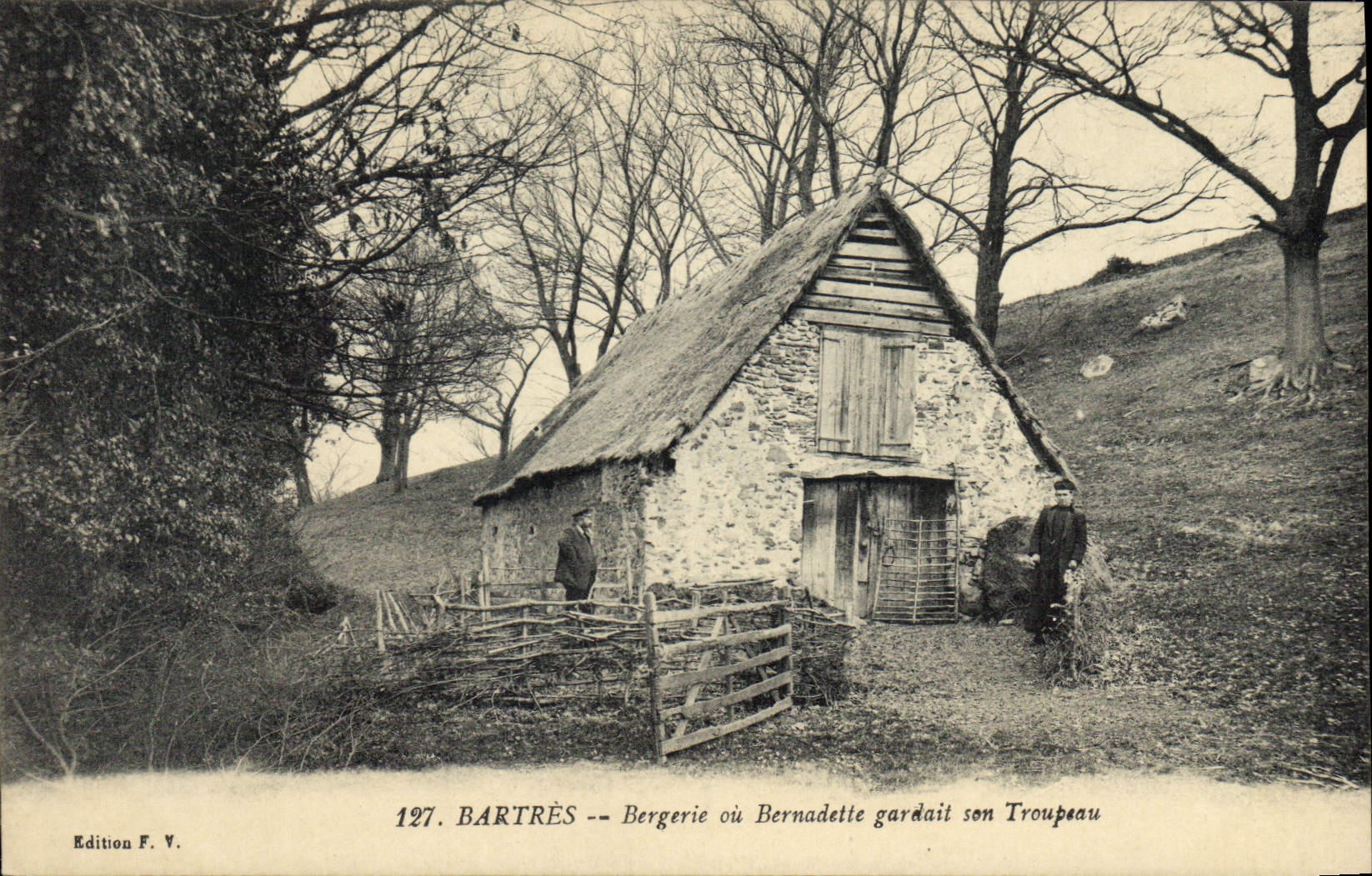 CPA Bartres Bergerie ou Bernadette gardait son Troupeau