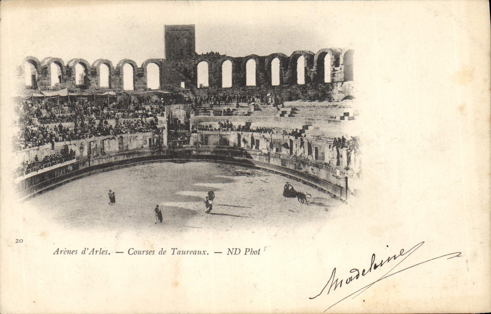 CPA  Arenes d'Arles Courses de Taurreaux