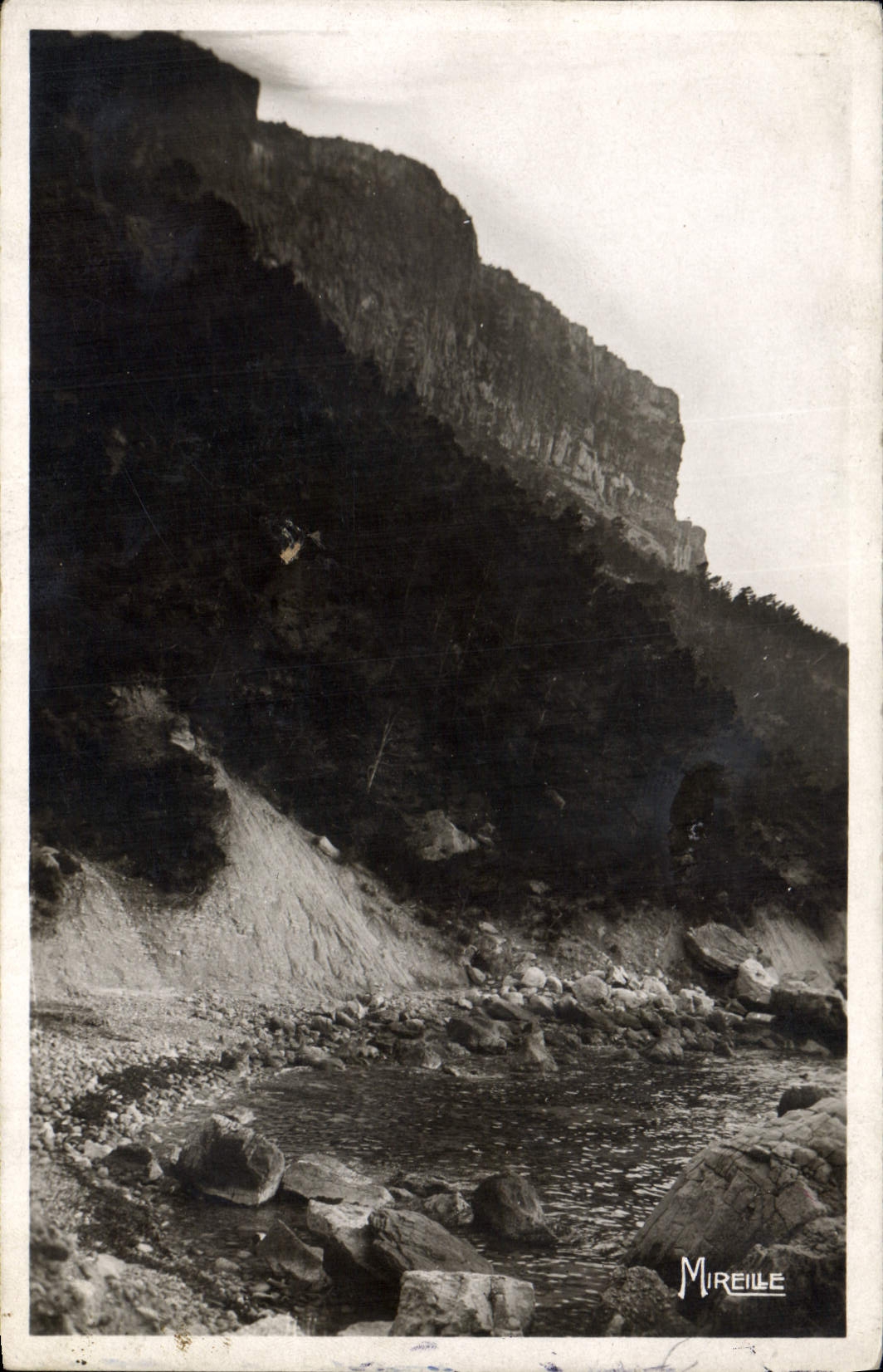 CPA Cassis sur Mer sous les falaises du Cap Canaille (Revestel)