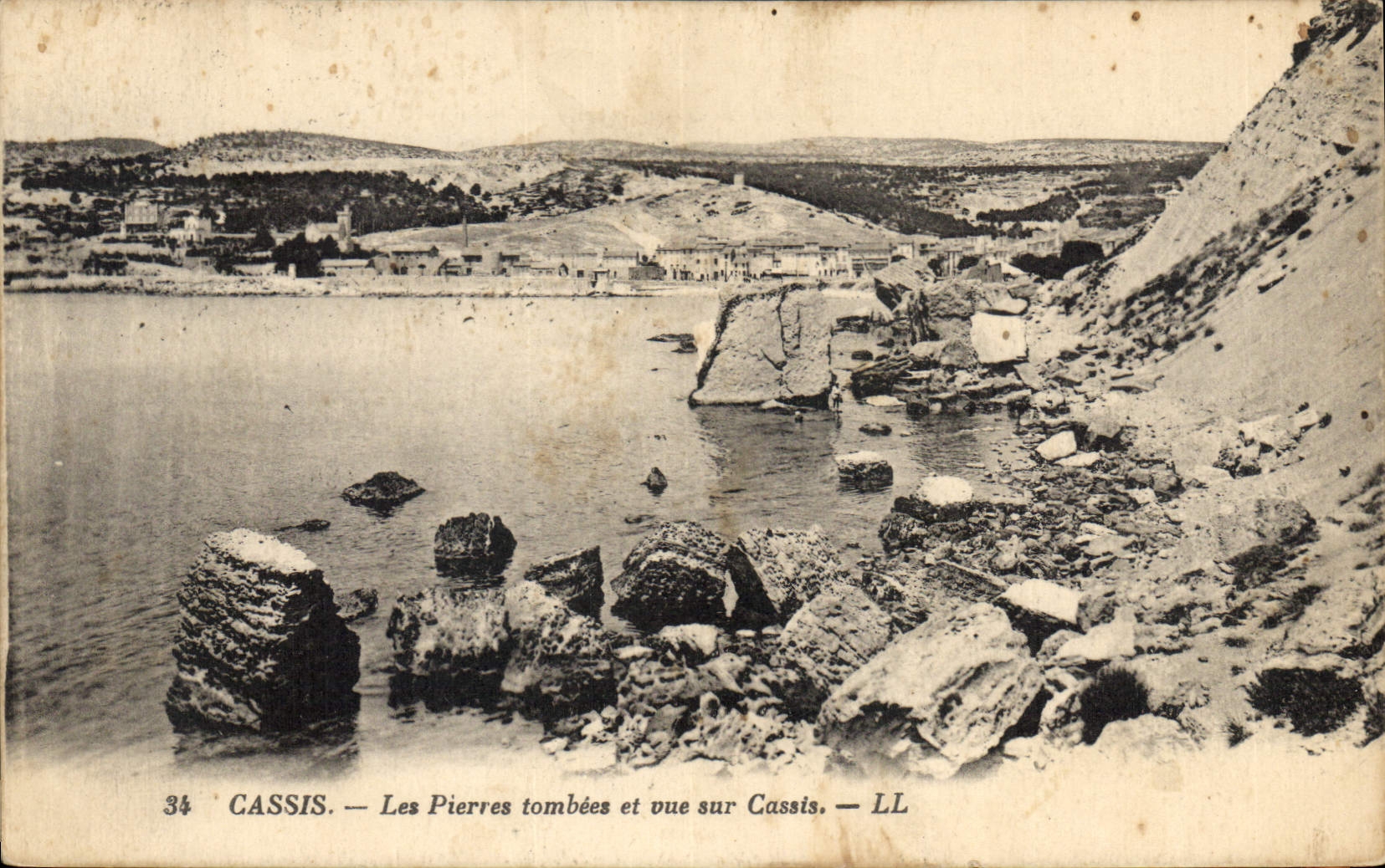 CPA Cassis Les Pierres tombees et vue sur Cassis