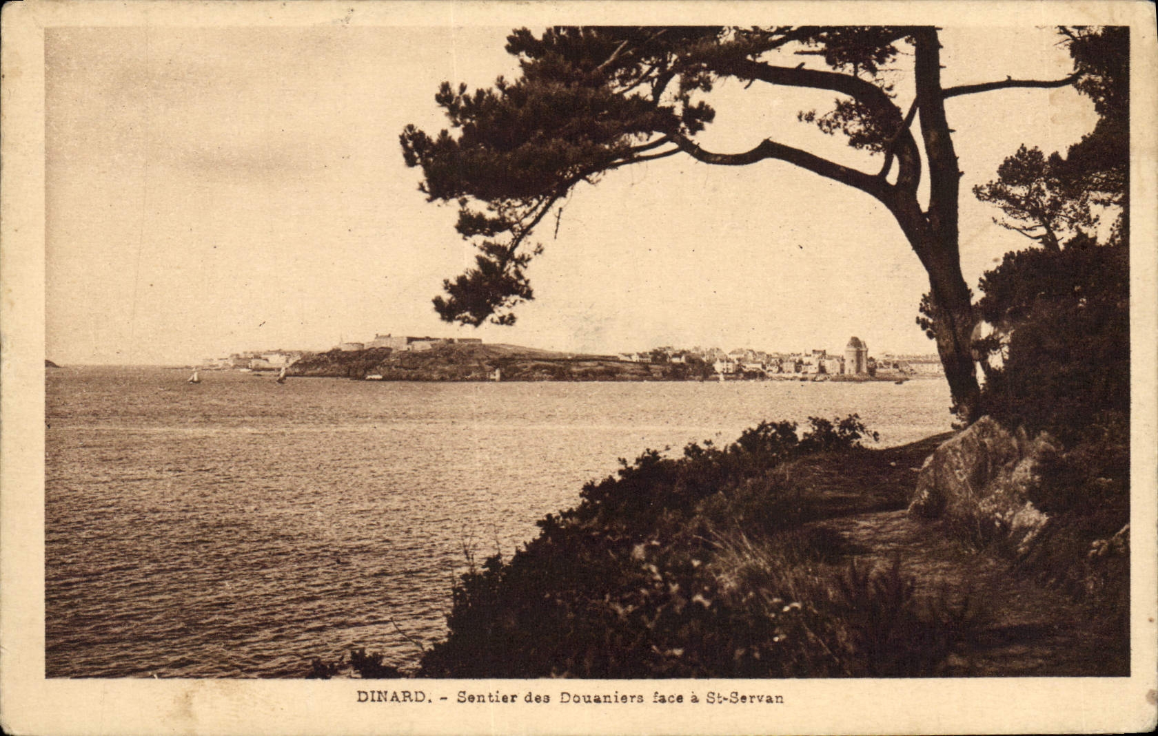 CPA Dinard Ssentier des Douaniers face a St Servan