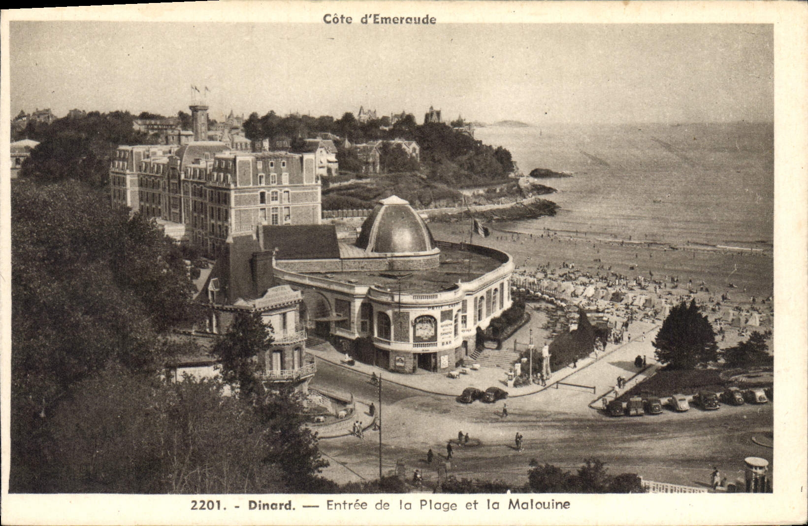 CPA Cote d'Emeraude Dinard Entree de la Plage et la Malouine