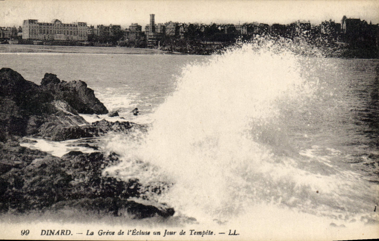 CPA Cote d'Emeraude Dinard La Greve de l'Ecluse un Jour de Tempete