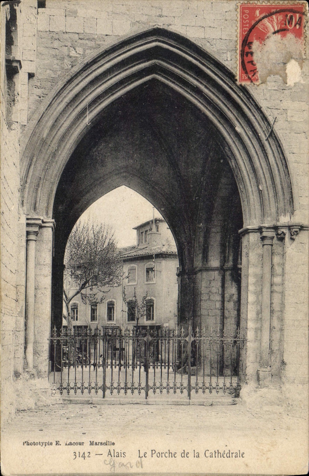 CPA Alais Le Porche de la Cathedrale