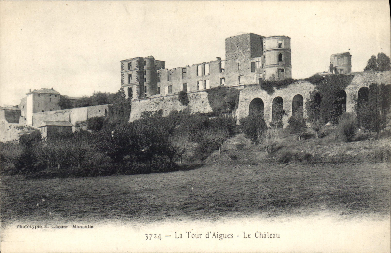 CPA La Tour d'Aigues (Vaucluse) Le Chateau