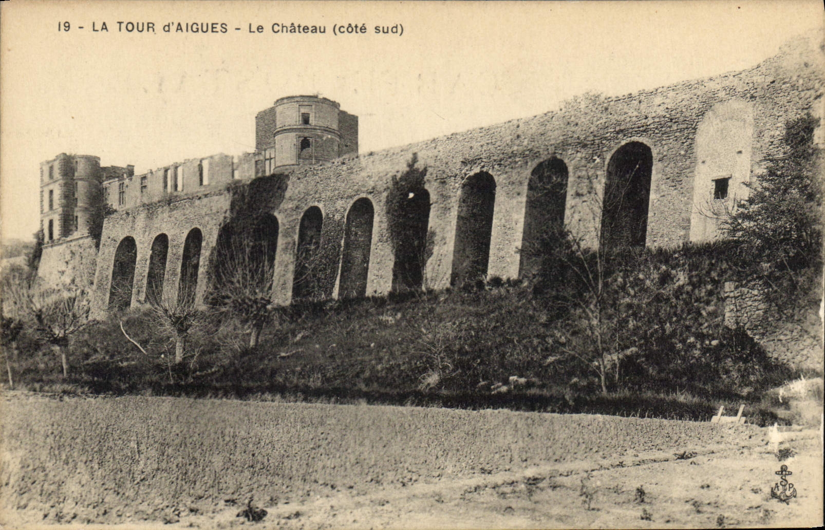 CPA La Tour d'Aigues (Vaucluse) Le Chateau (cote sud)