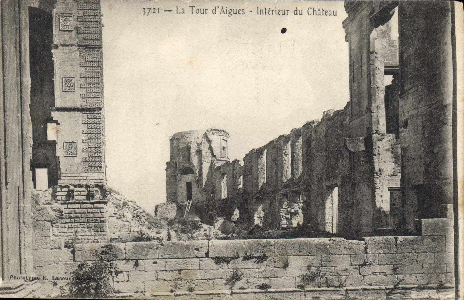 CPA La Tour d'Aigues (Vaucluse) Interieur du Chateau
