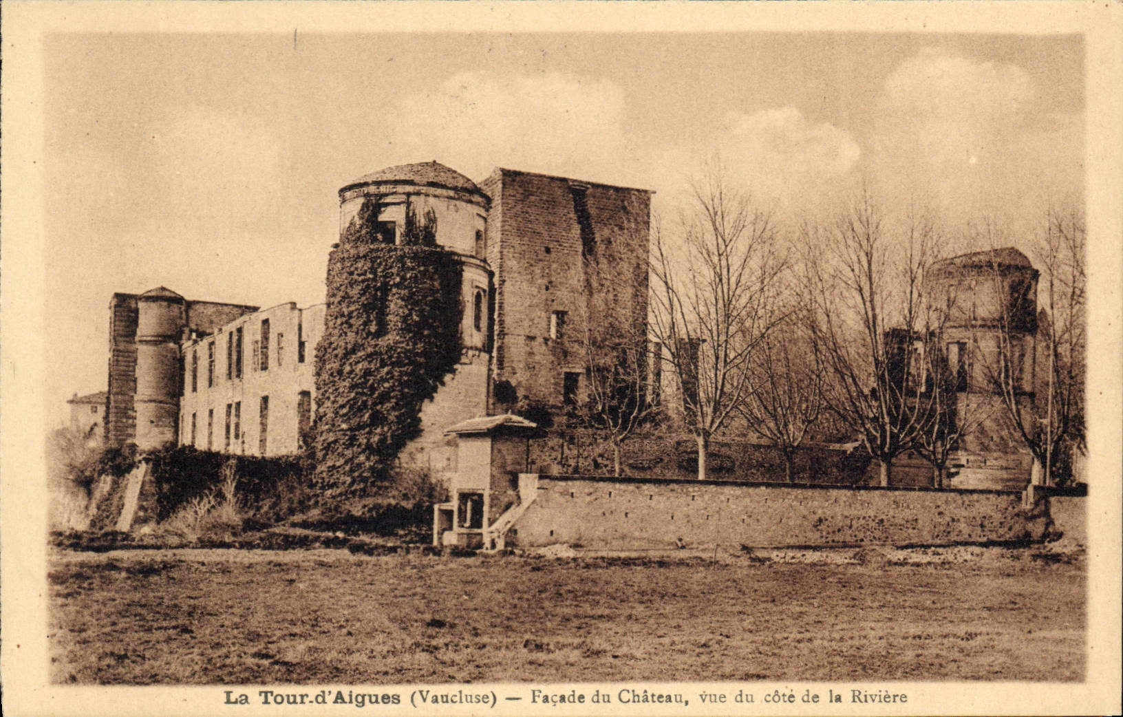 CPA La Tour d'Aigues (Vaucluse) Facade du Chateau vue du cote de la Riviere