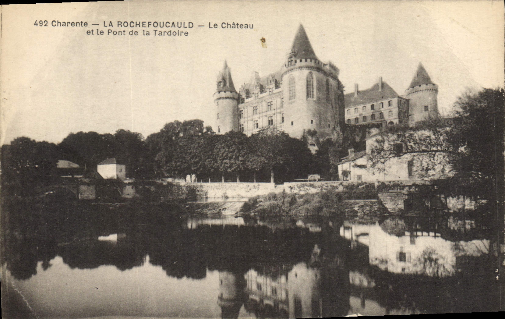 CPA La Rochefoucauld Le Chateau et le Pont de la Tardoire