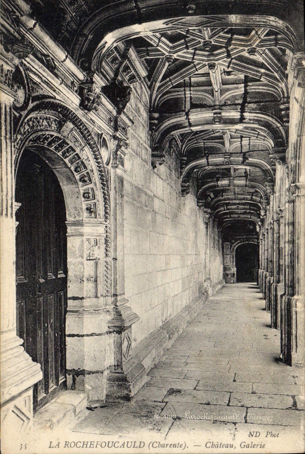 CPA La Rochefoucauld (Charente) Chateau Galerie