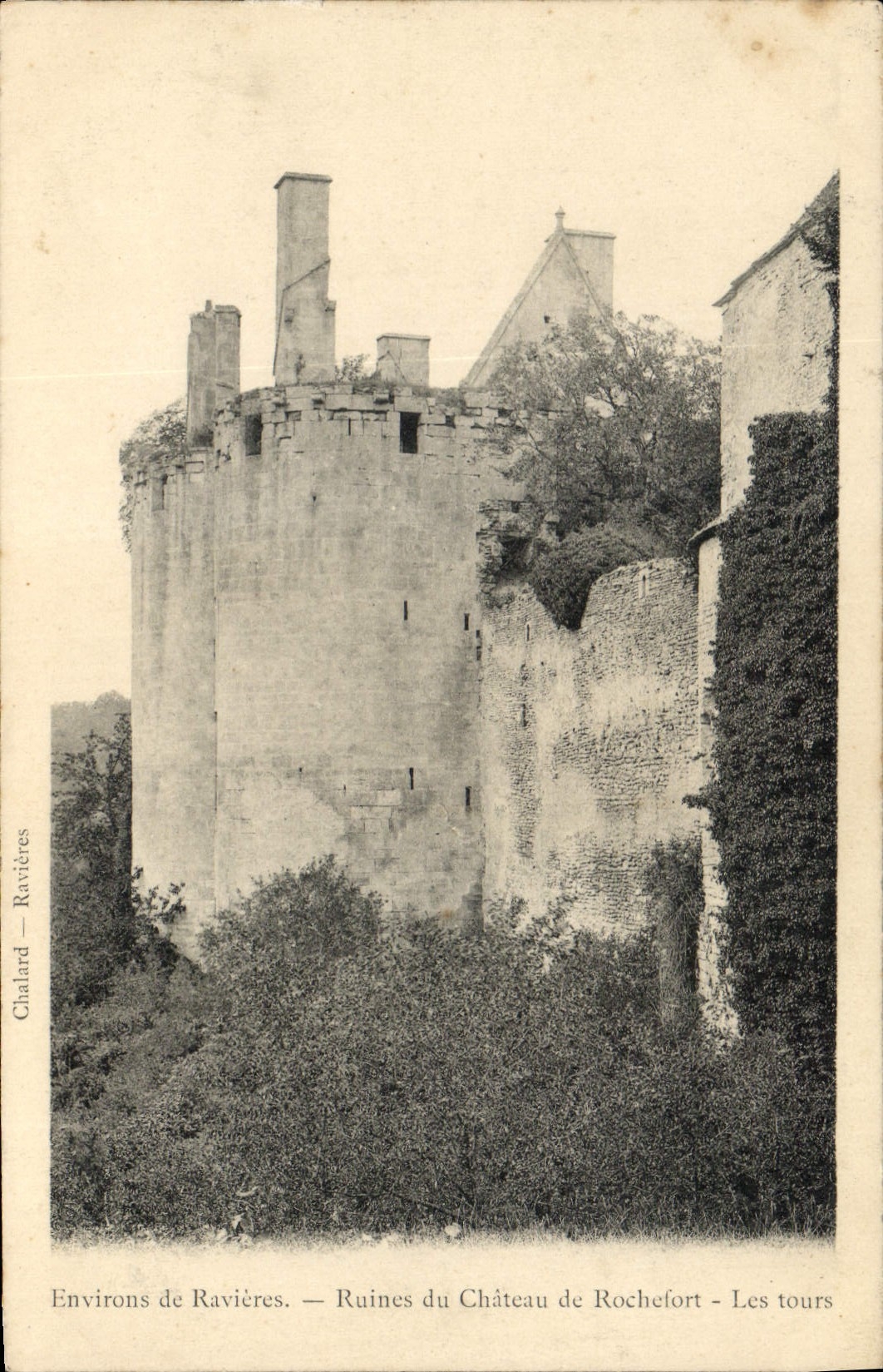 CPA Environs de Ravieres Ruines du Chateau de Rochefort Les tours