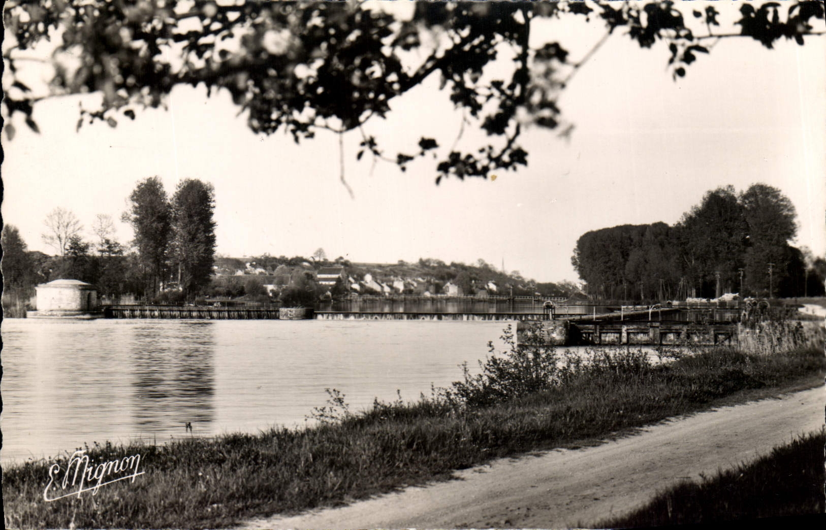 CPA Laroche St Cydroine (Yonne) Les bords de l'Yonne