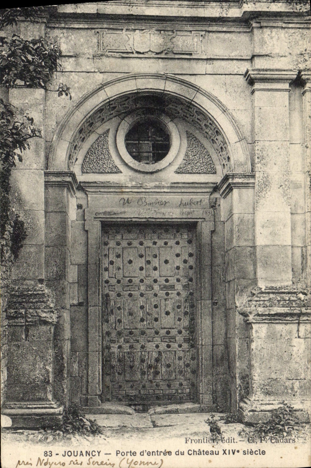 CPA Jouancy Porte d'entree du Chateau XIV siecle