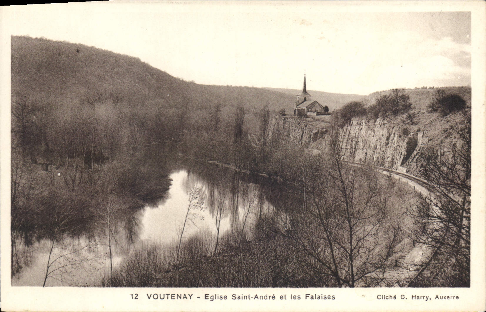 CPA Voutenay Eglise Saint Andre et les Falaises