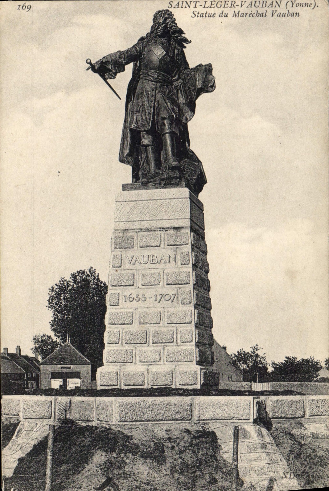 CPA Saint Leger Vauban (Yonne) Statue du Marechal Vauban