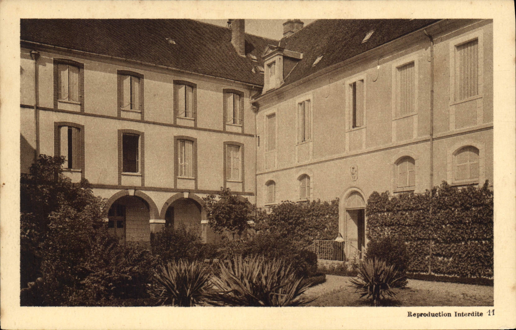 CPA Monastere de Sainte Colombe les Sens Cote sud est Cour interieure Entree du refectoire