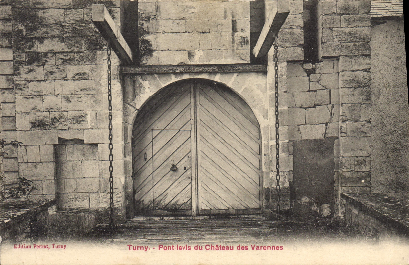 CPA Turny Pont levis du Chateau des Varennes
