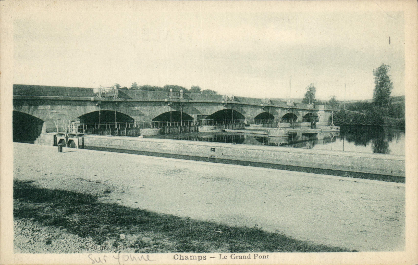 CPA Champs Le Grand Pont 