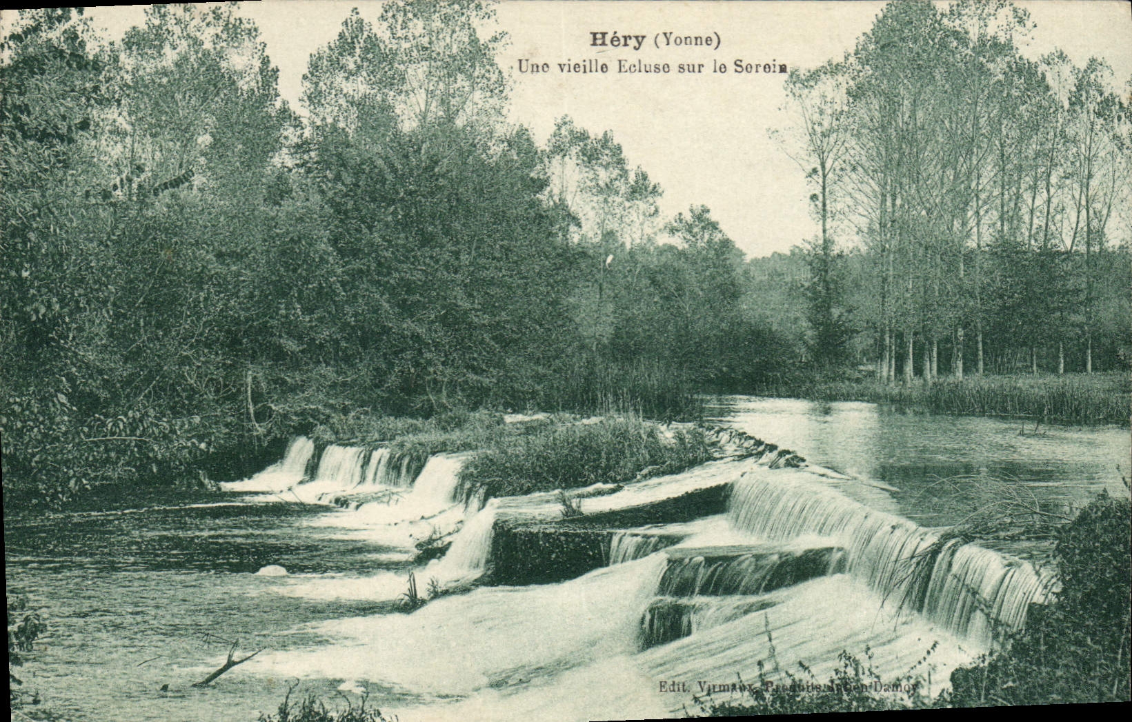 CPA Hery Yonne Une vieille sur le Serein 