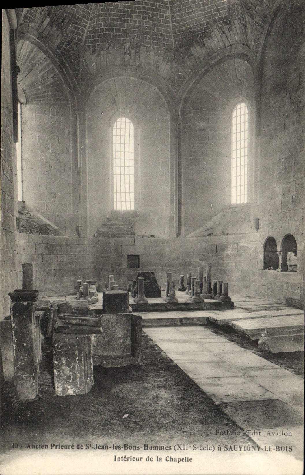 CPA Ancien Prieure de St Jean les Bons Hommes a Sauvigny le Bois Interieur de la Chapelle