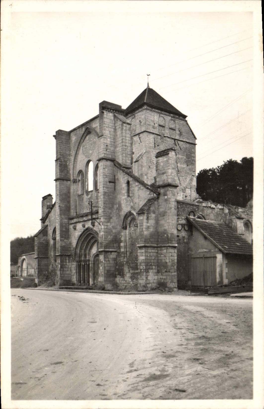 CPA Ruines classees de l'eglise de Gy l'Eveque Yonne Portail cote Sud 