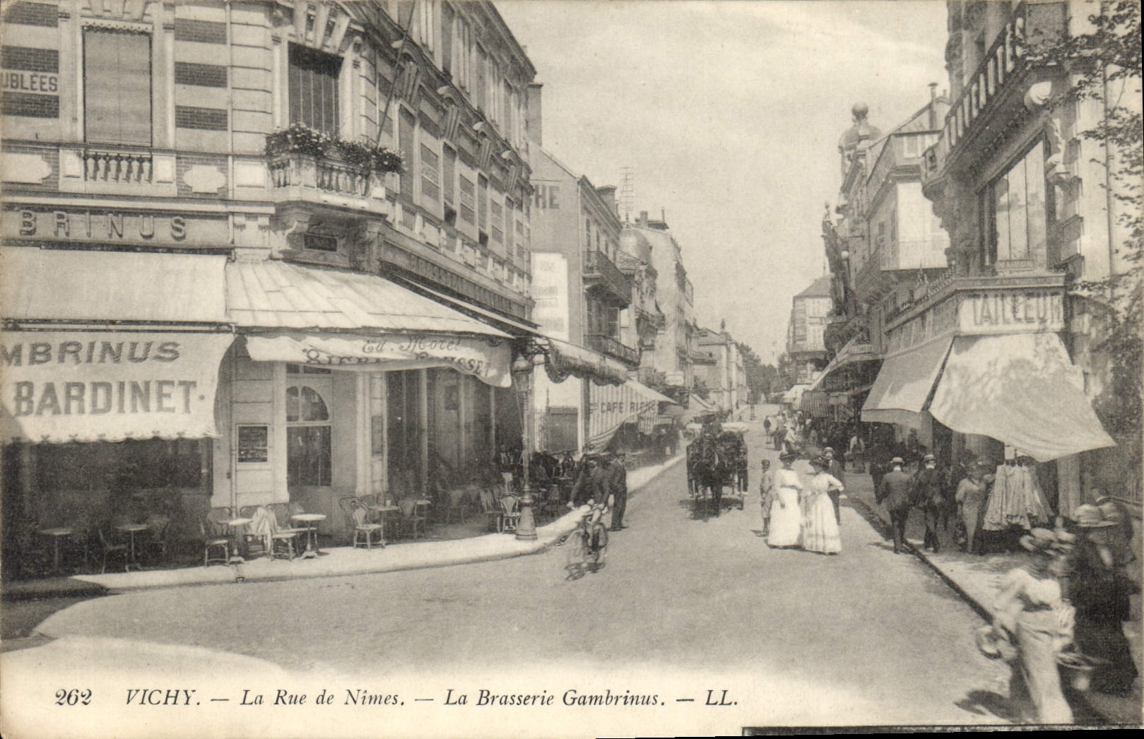 CPA Vichy La Rue de Nimes La Brasserie Gambrinus Bardinet Tailleur