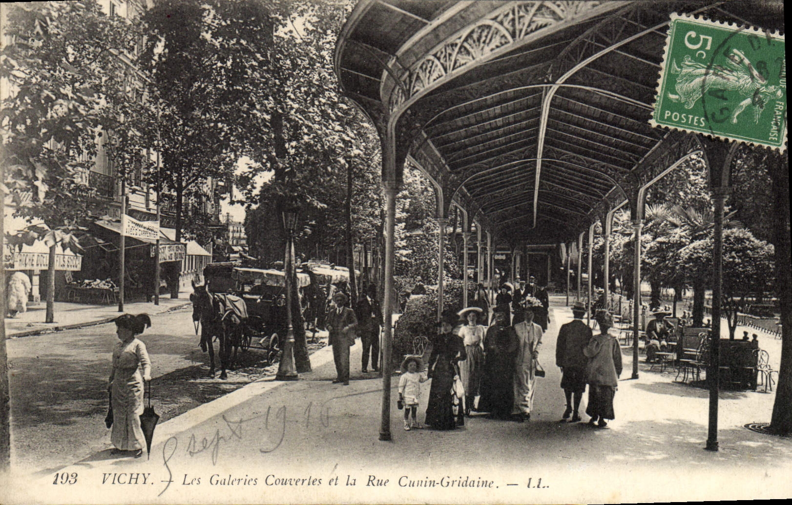 CPA Vichy Les Galeries Couveries et la Rue Cunin Gridaine 