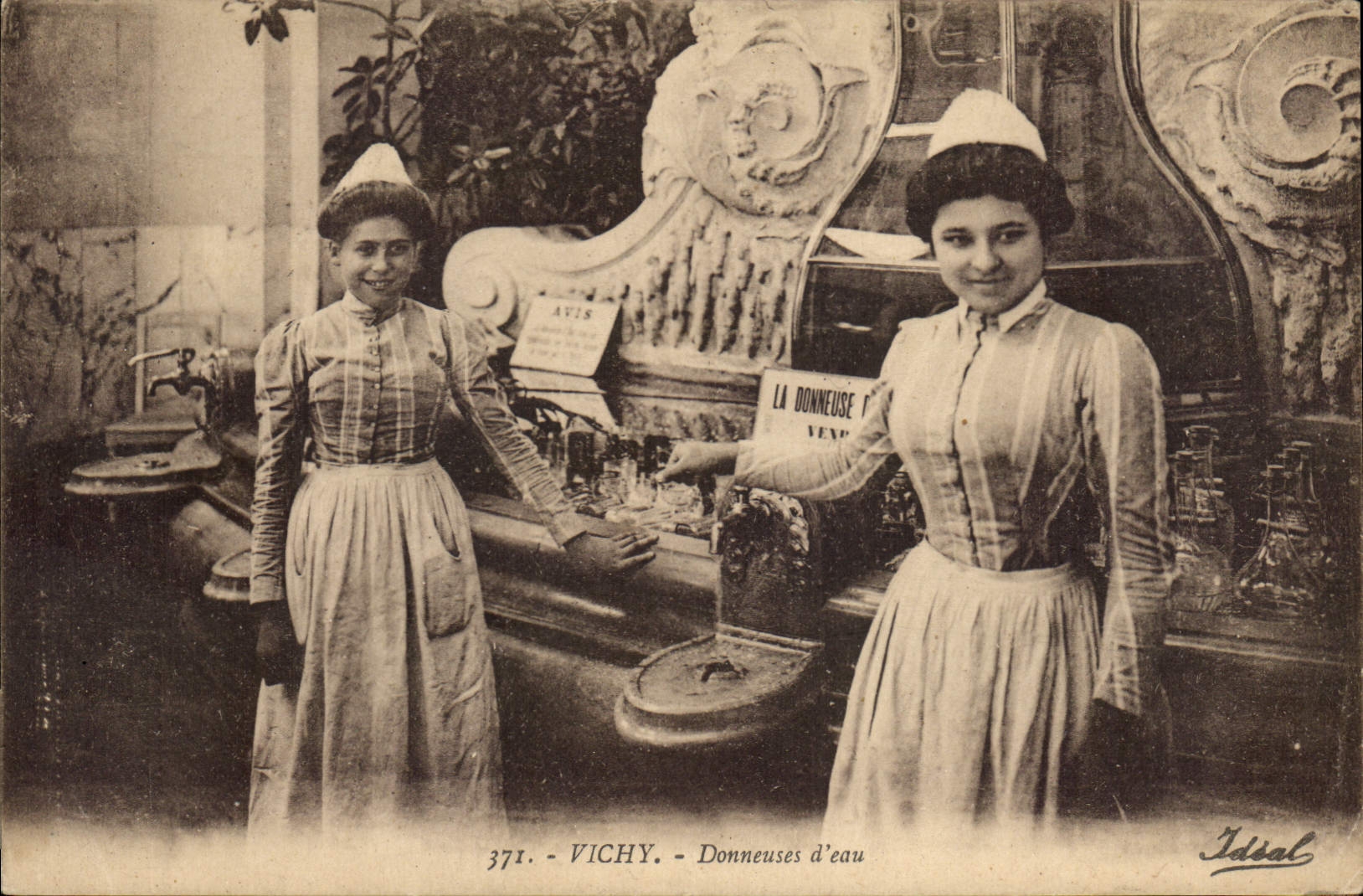 CPA Vichy Donneuses d'eau 