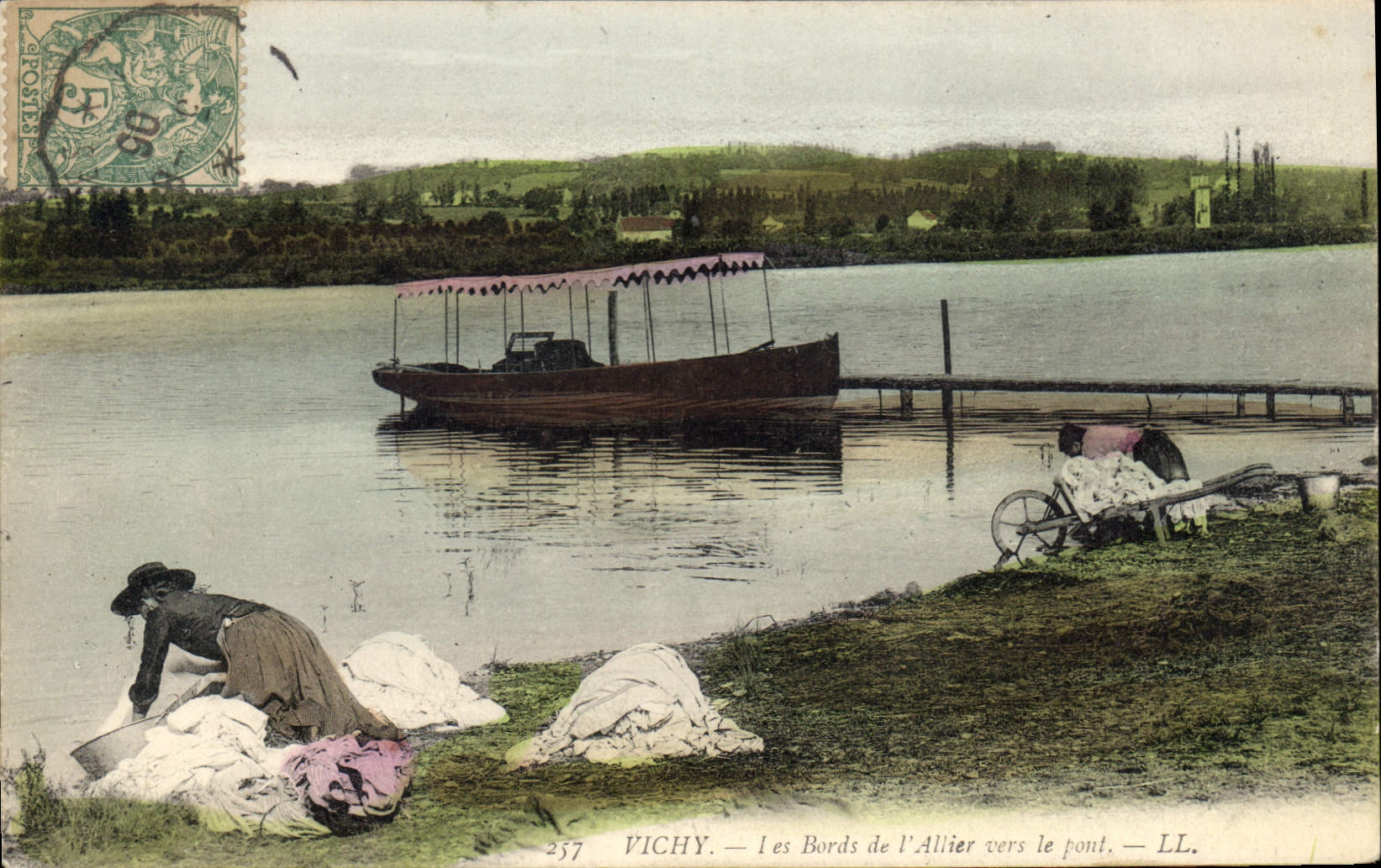 CPA Vichy Les Bords de l'Allier vers le pont Lavandieres