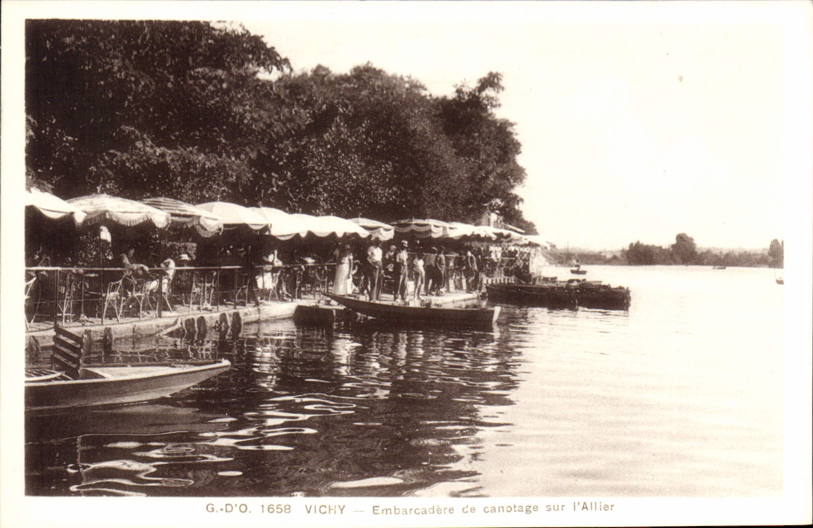 CPA Vichy Embarcadere de canotage sur l'Allier 