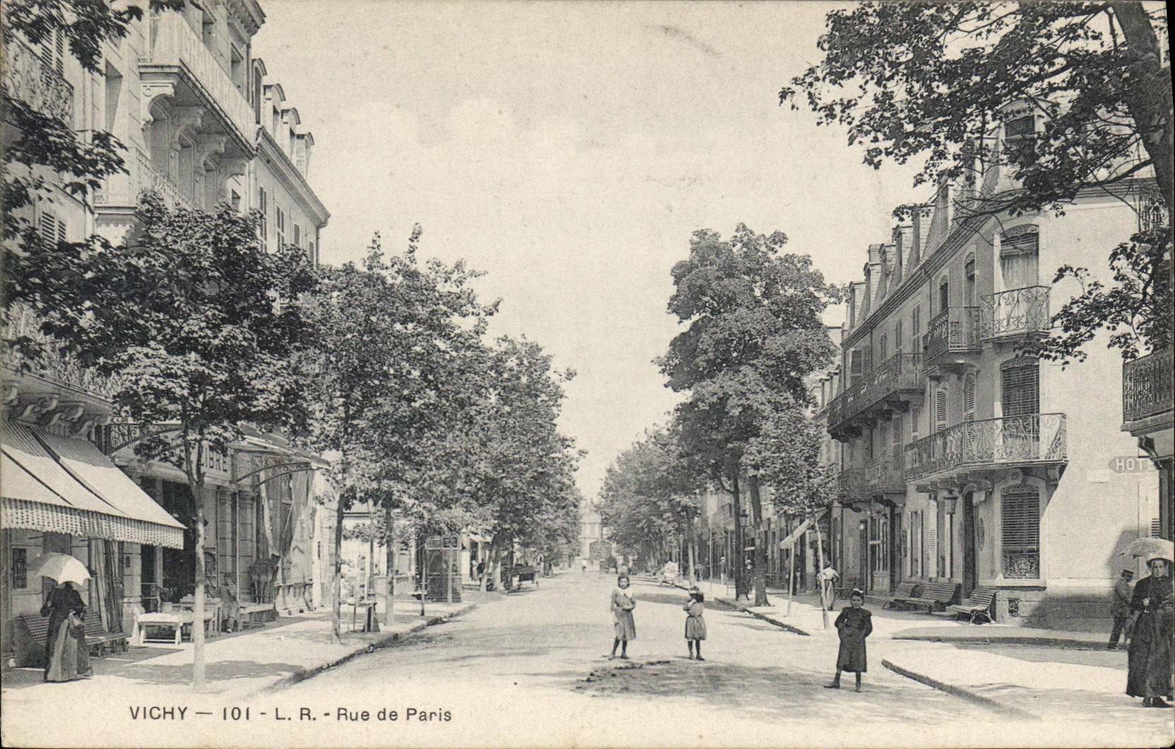 CPA Vichy Rue de Paris 