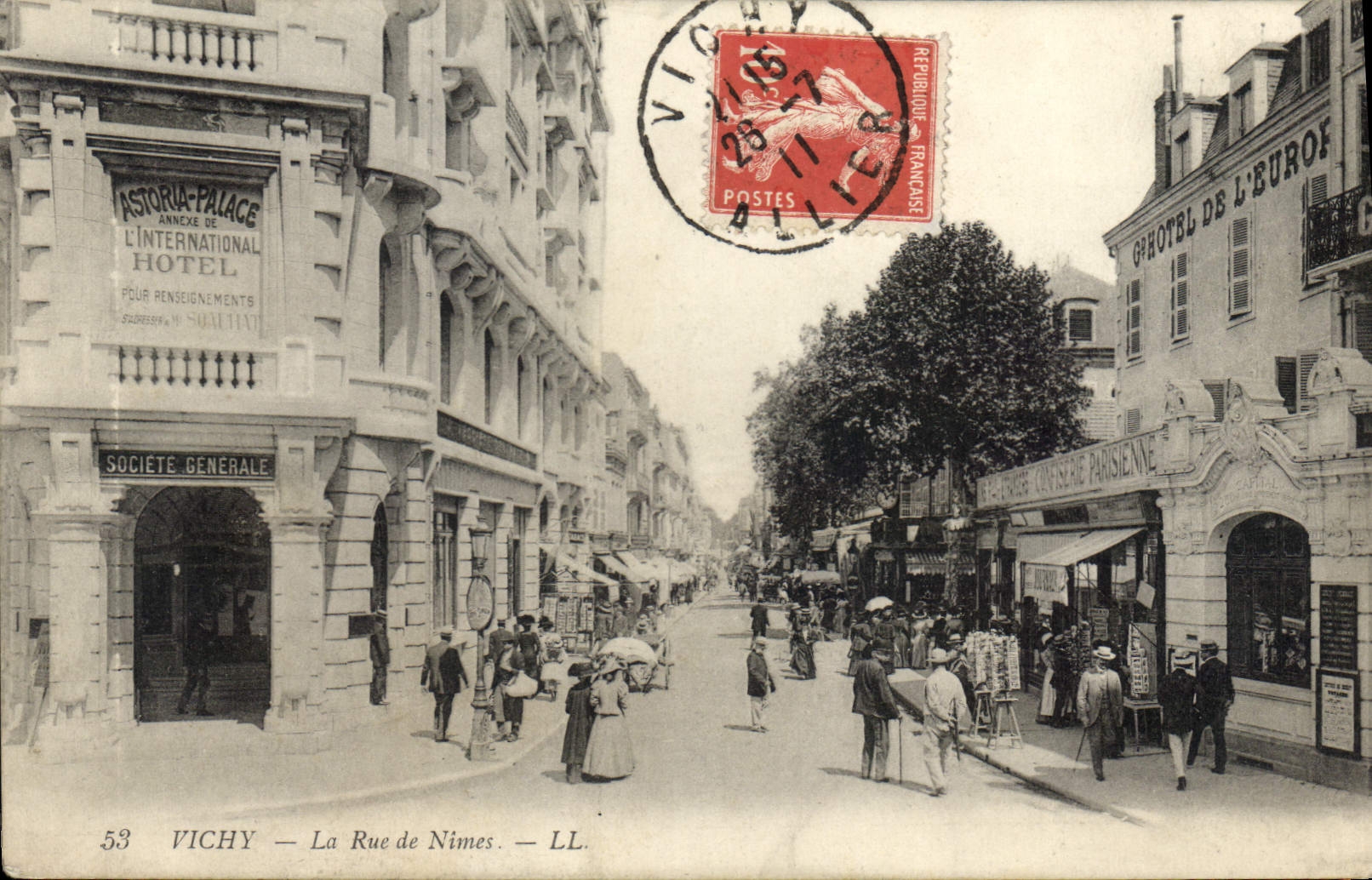 CPA Vichy La Rue de Nimes 