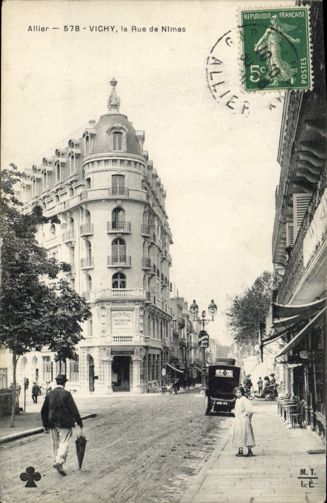 CPA Vichy la Rue de Nimes 