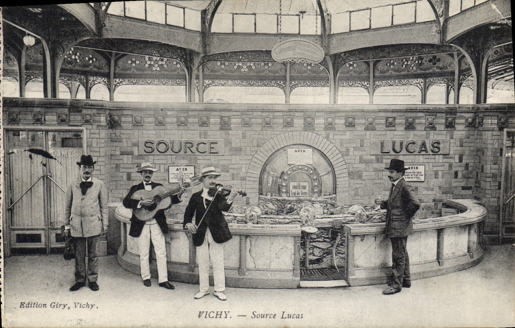 CPA Vichy Source Lucas 