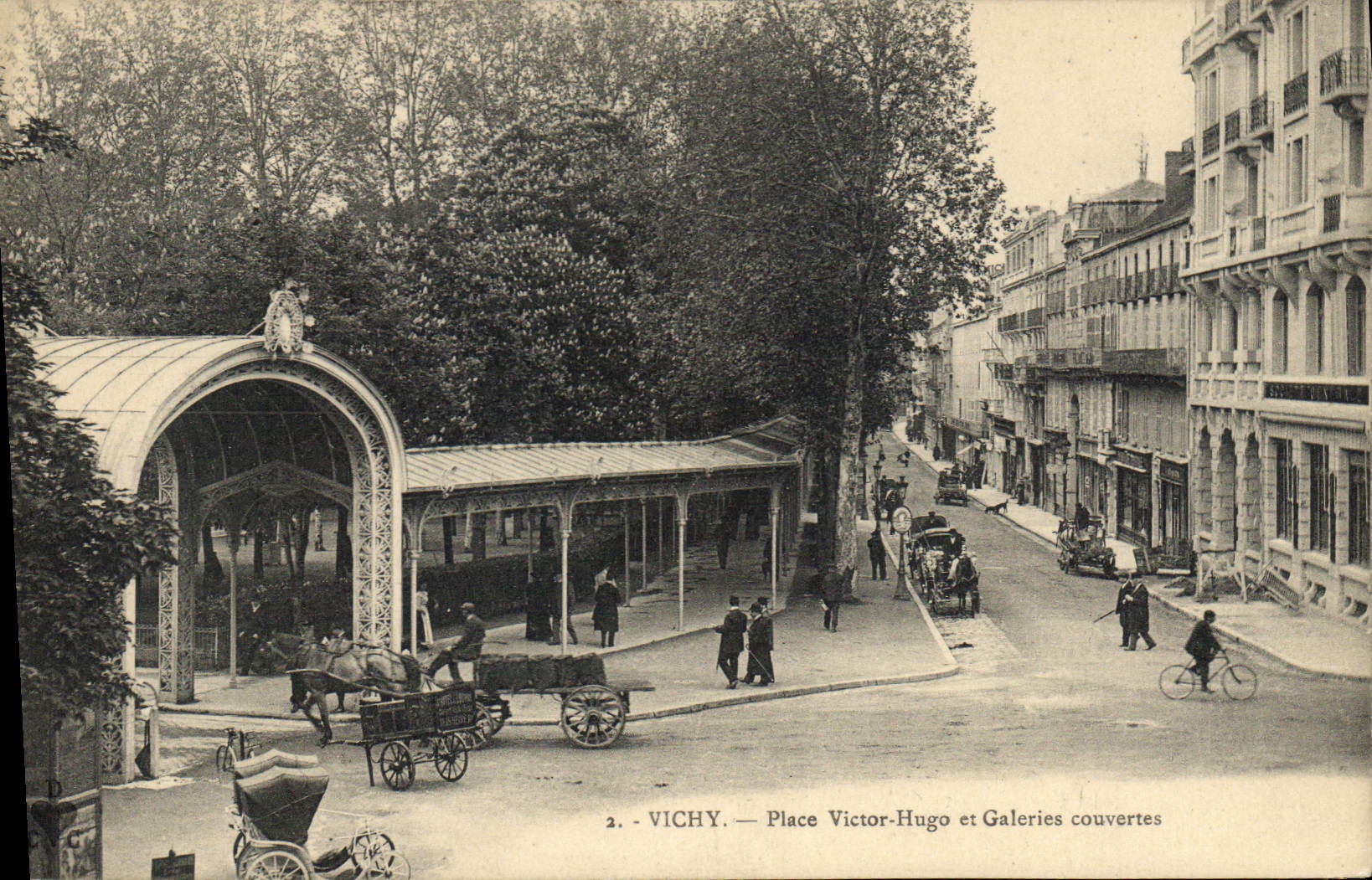 CPA Vichy Place Victor Hugo et Galeries couvertes