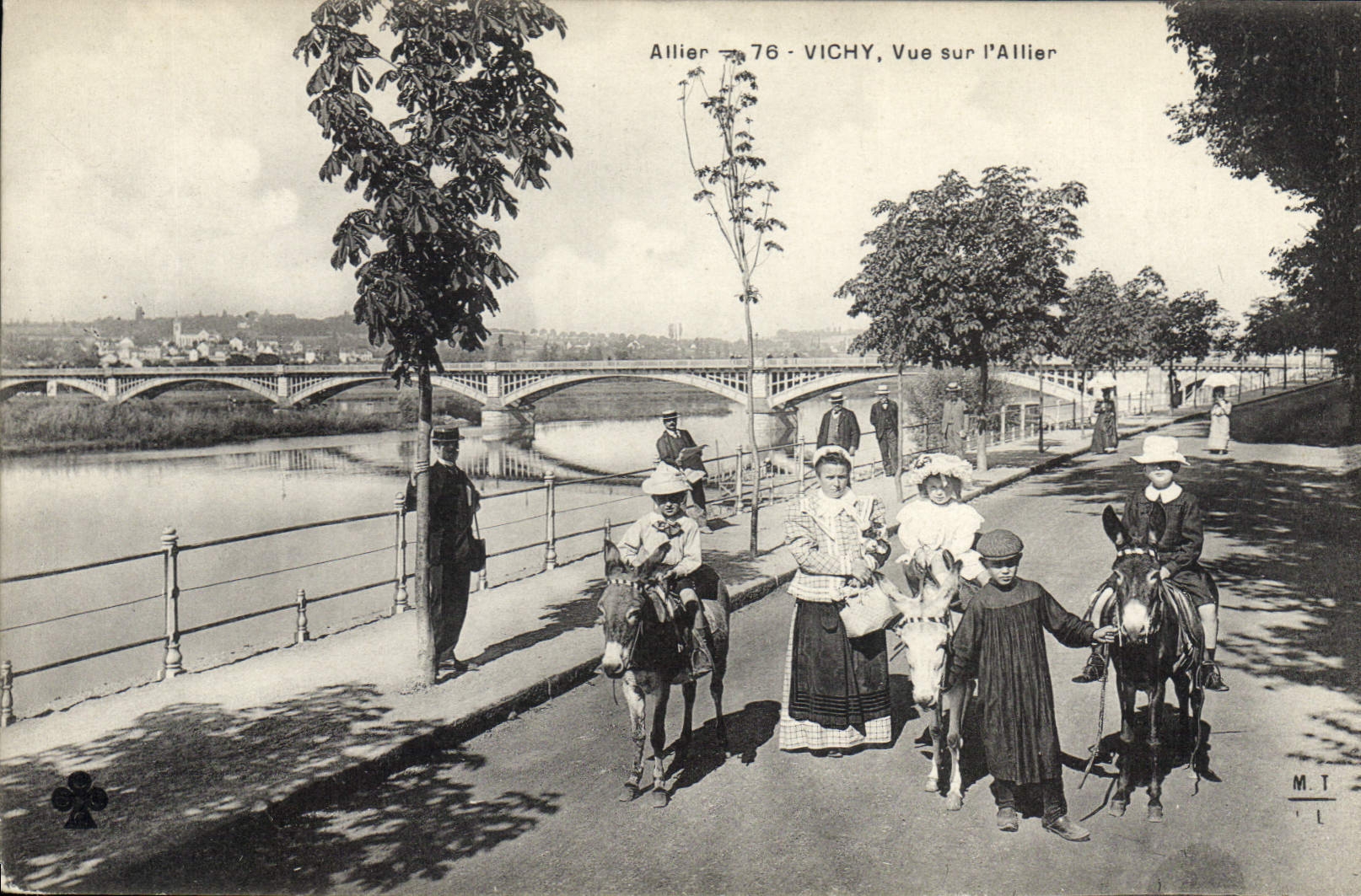 CPA Vichy Vue sur l'Allier Ane Mule