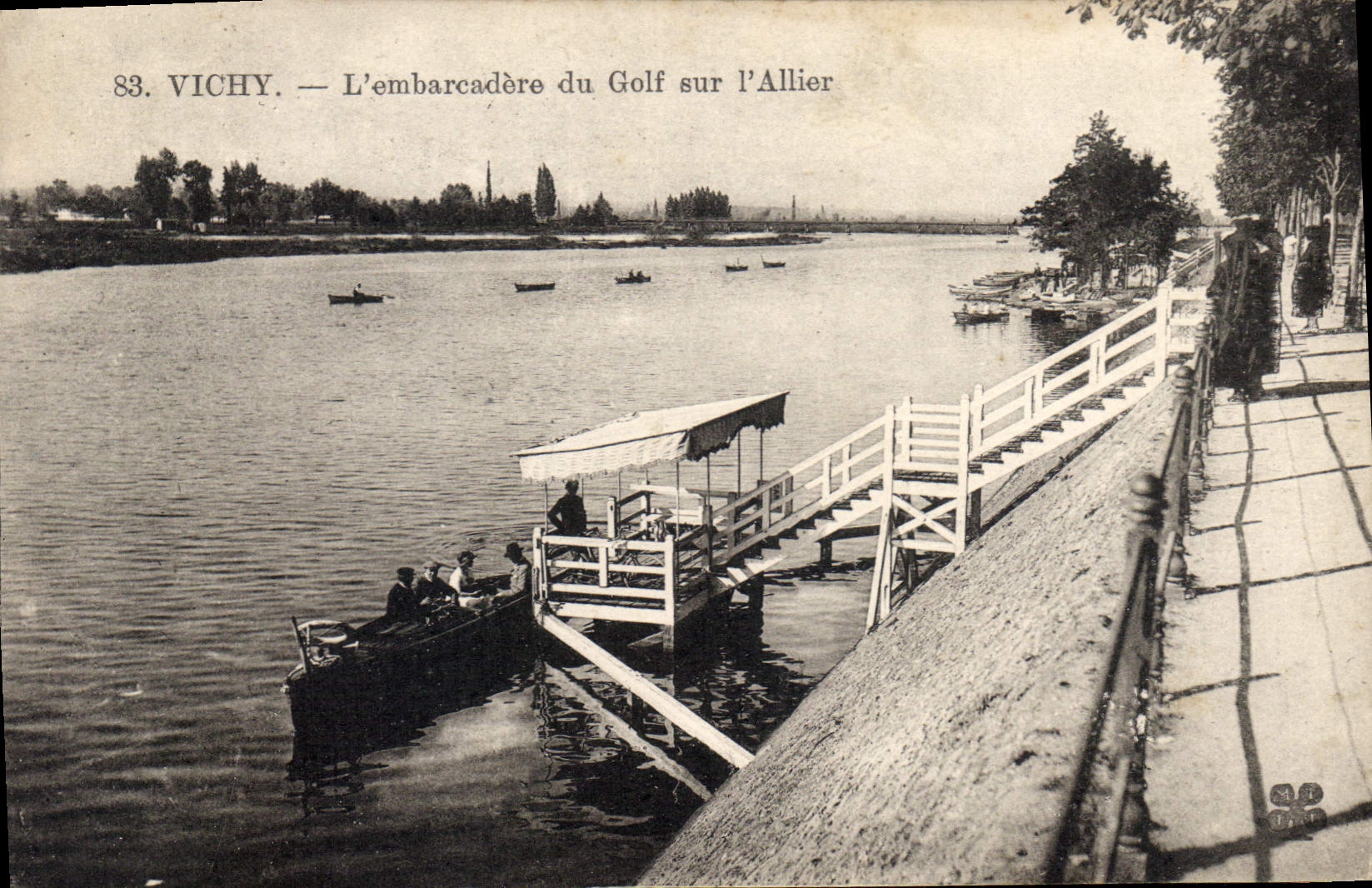 CPA Vichy L'embarcedere du Golf sur l'Allier 