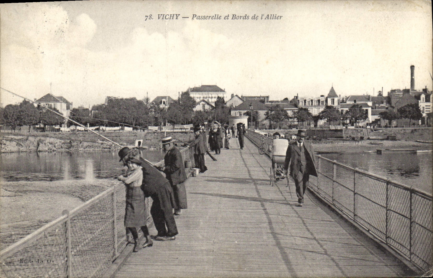 CPA Vichy Passerelle et Bords de l'Allier 