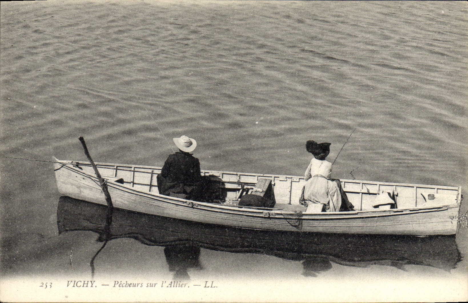 CPA Vichy Pecheurs sur l'Allier Peche Bateau
