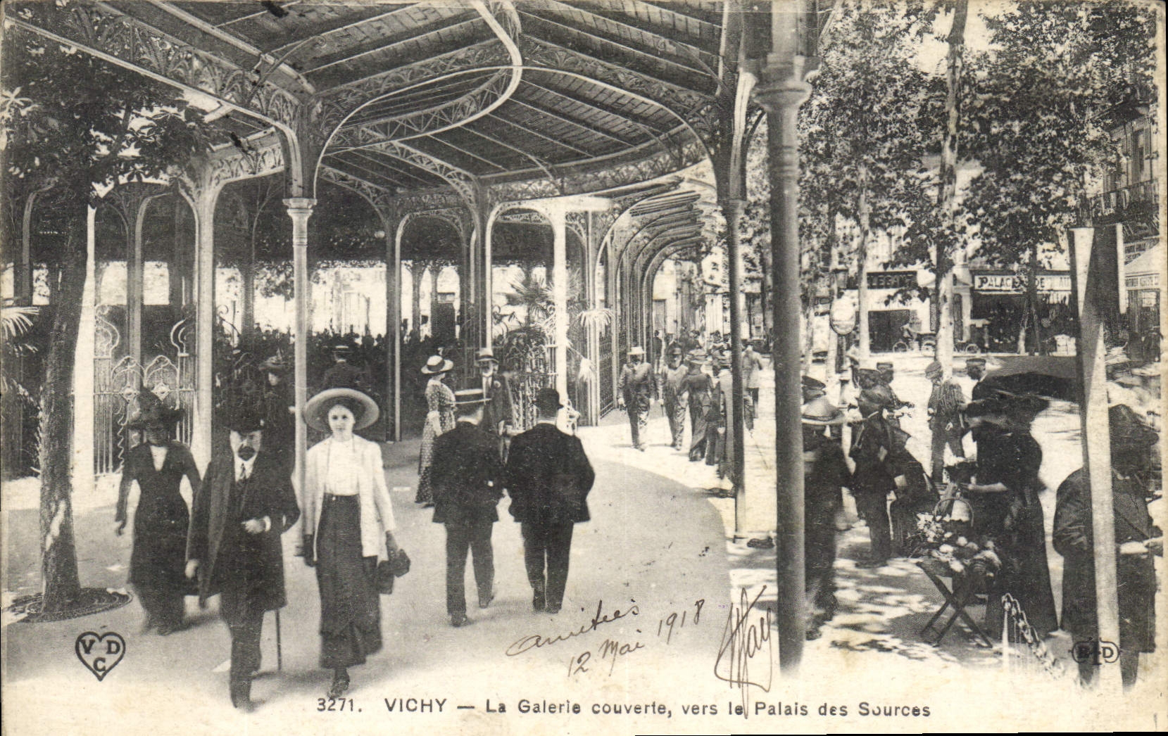 CPA Vichy Le Galerie couverte vers le Palais des Sources