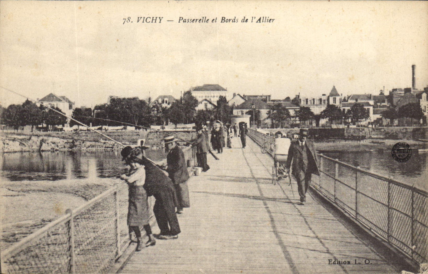 CPA Vichy Passerelle et Bords de l'Allier