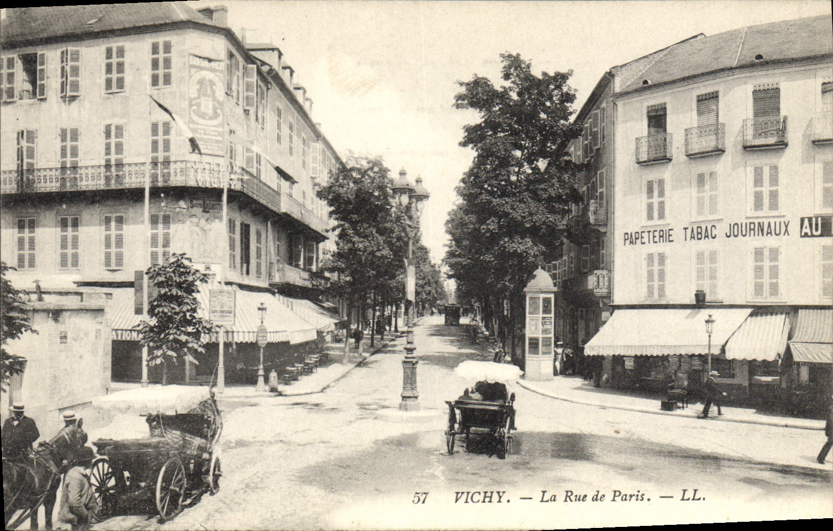 CPA Vichy La Rue de Paris 