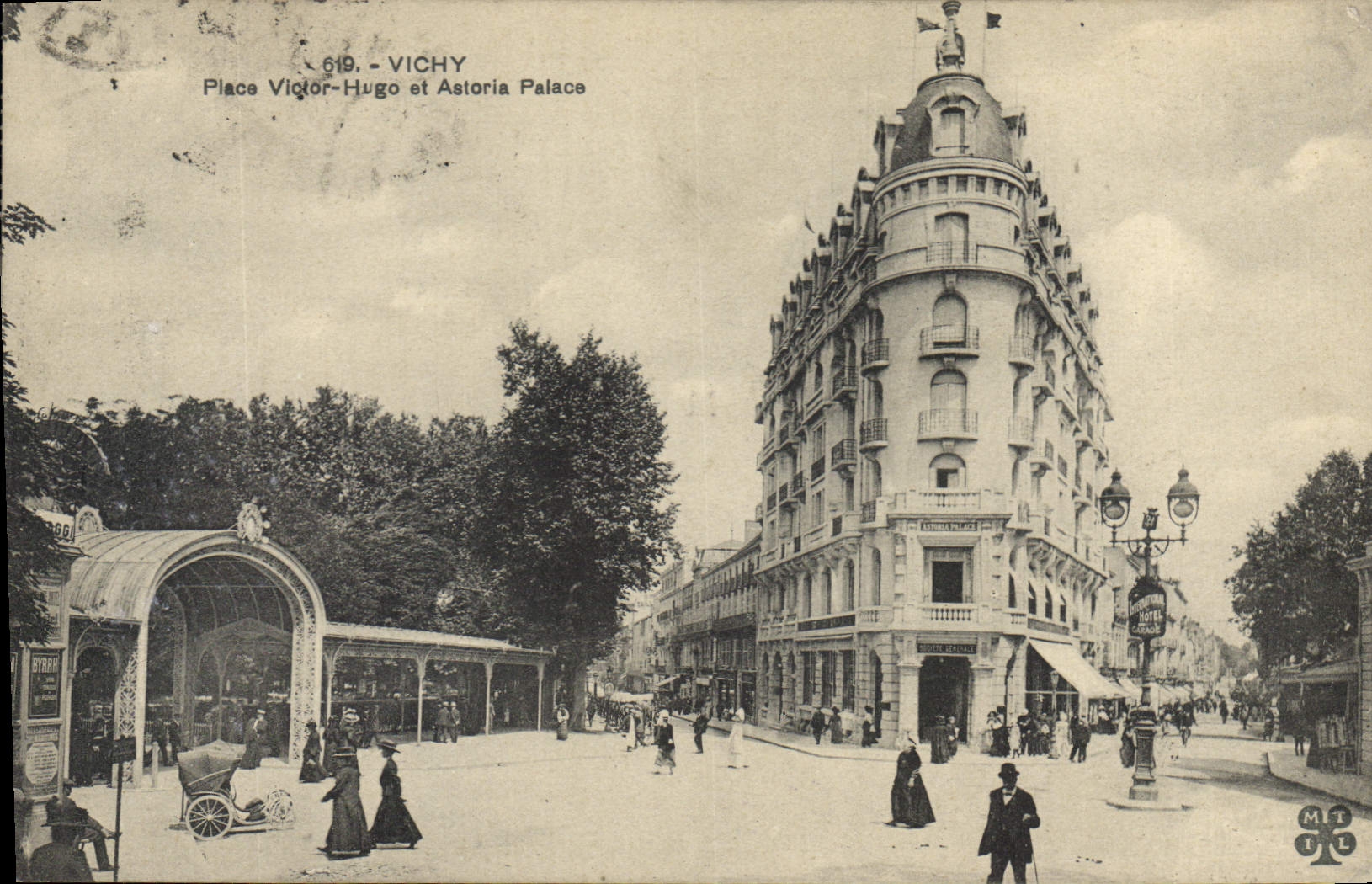 CPA Vichy Place Victor Hugo et Astoria Place 