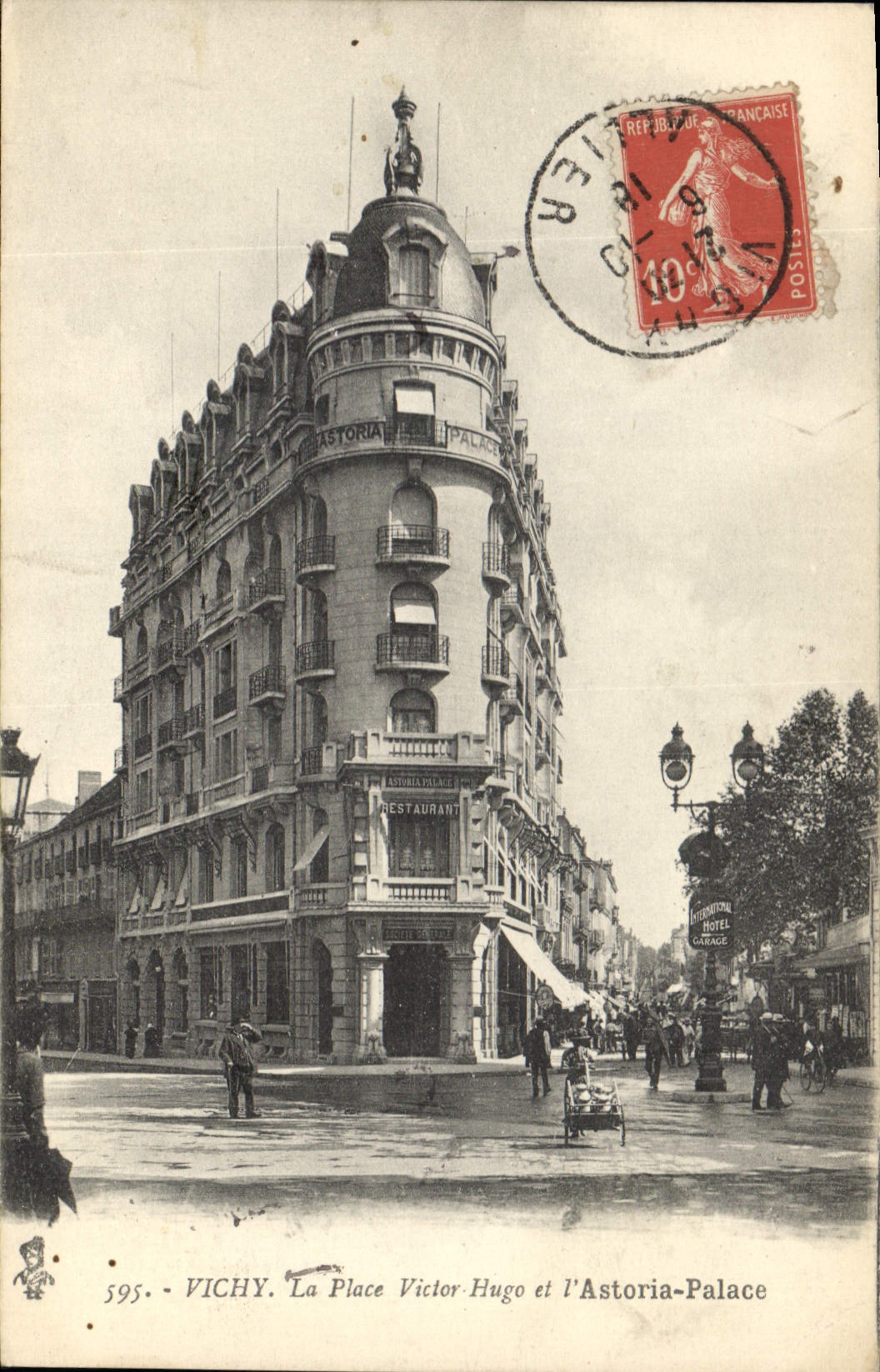 CPA Vichy La Place Victor Hugo et l'Astoria Palace 