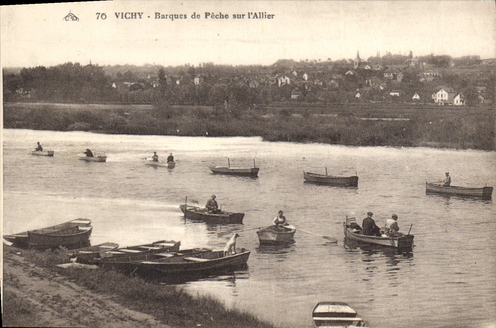 CPA Vichy barques de Peche sur l'Allier 