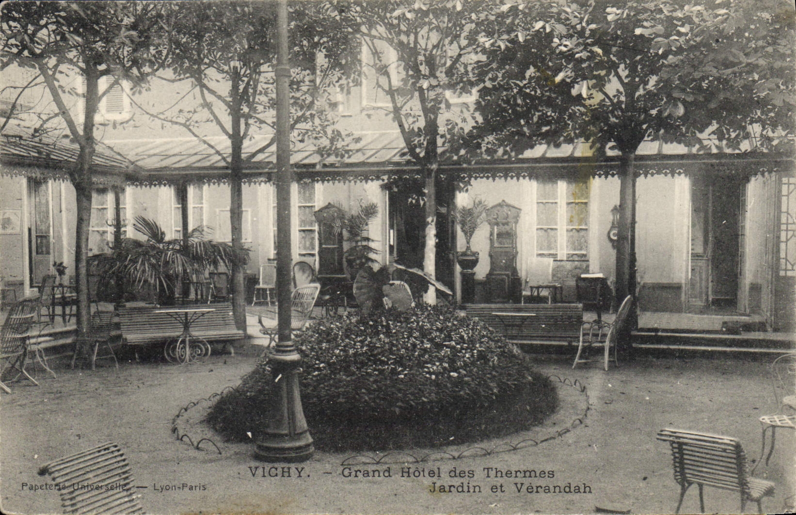 CPA Vichy Grand Hotel des Thermes Jardin et Verandah 