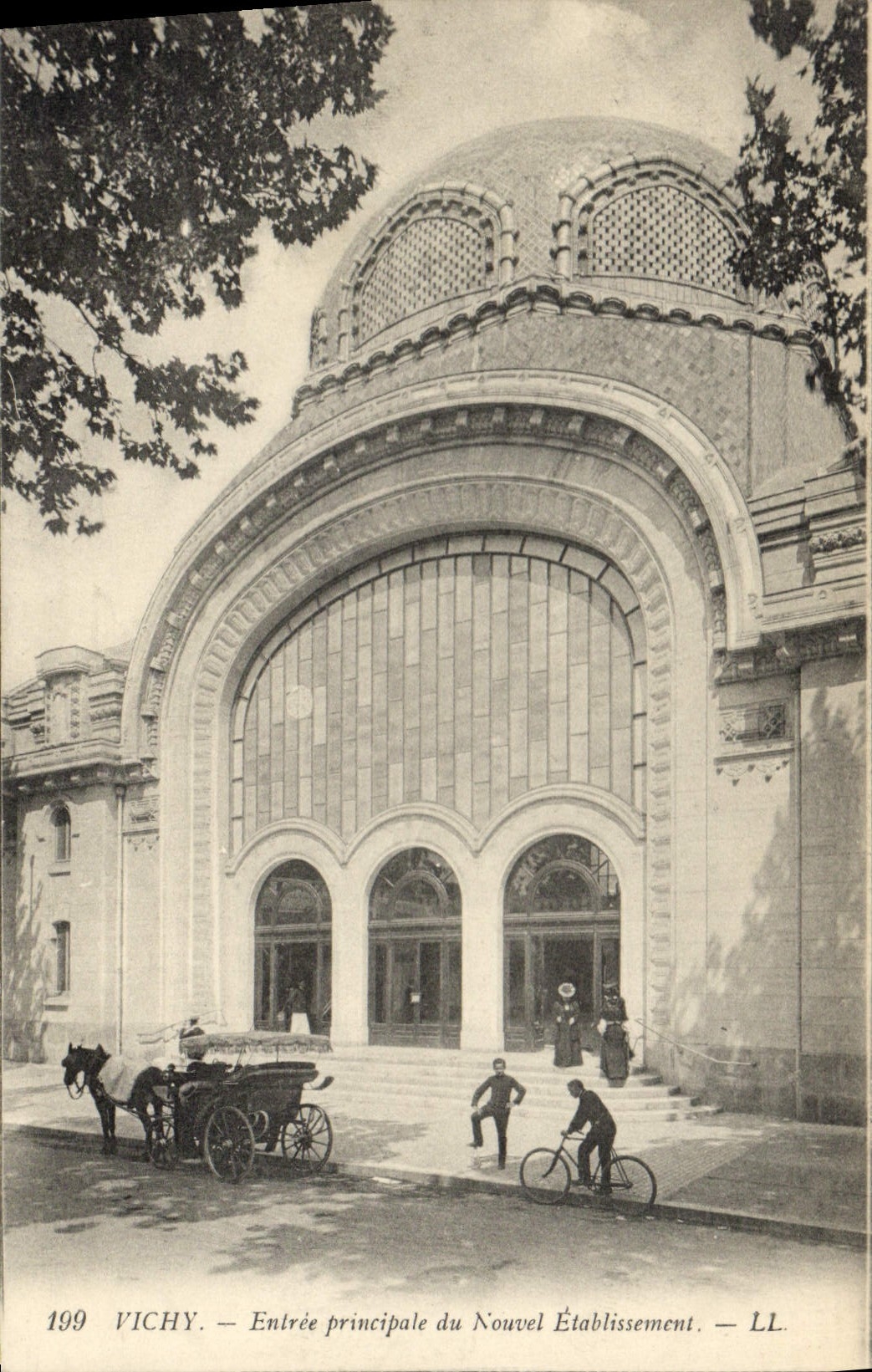 CPA Vichy Entree principale du Nouvel Etablissement 