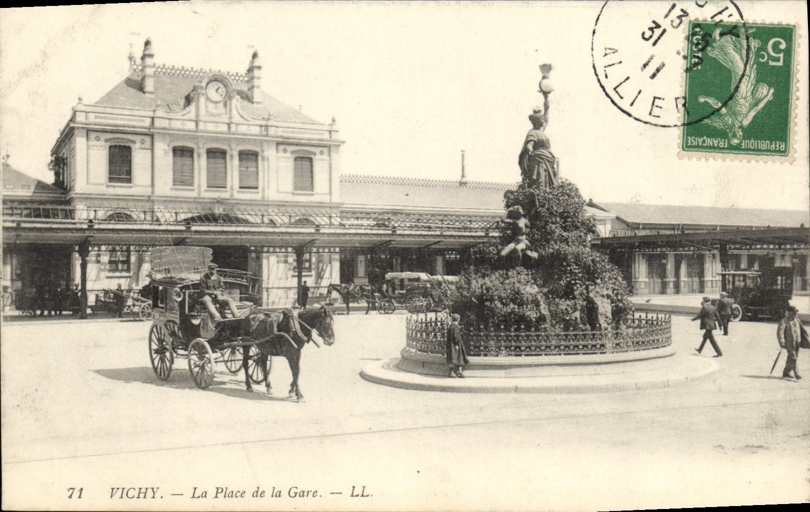 CPA Vichy La Place de la Gare 