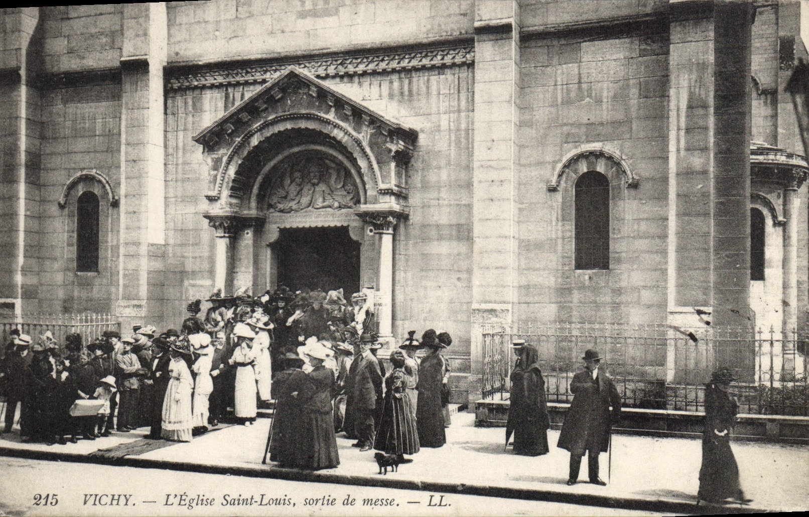 CPA Vichy L'Eglise Saint Louis sortie de messe